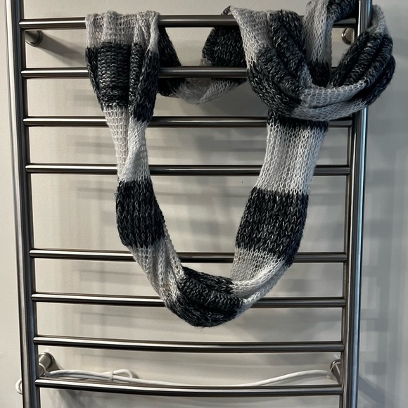 Simply Vera Vera Wang Accessories - 🍁Simply Vera Vera Wang Gray and White Infinity Scarf
